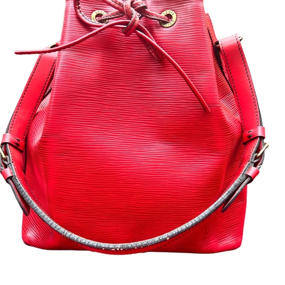 Louis Vuitton LV Paris Shoulder Bag
Petit Noe Red Epi made in France 🇫🇷 - Picture 13 of 16